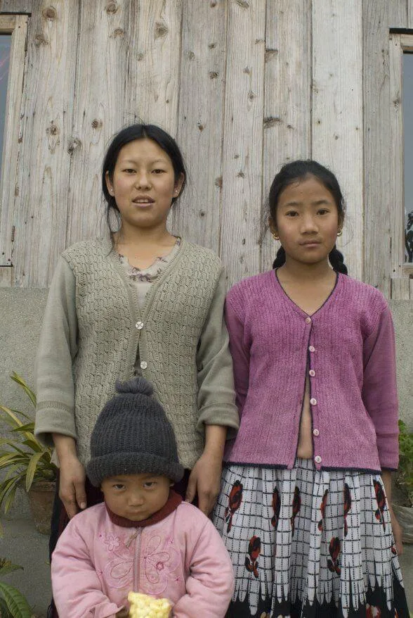 201712 Child with mother and sister sm